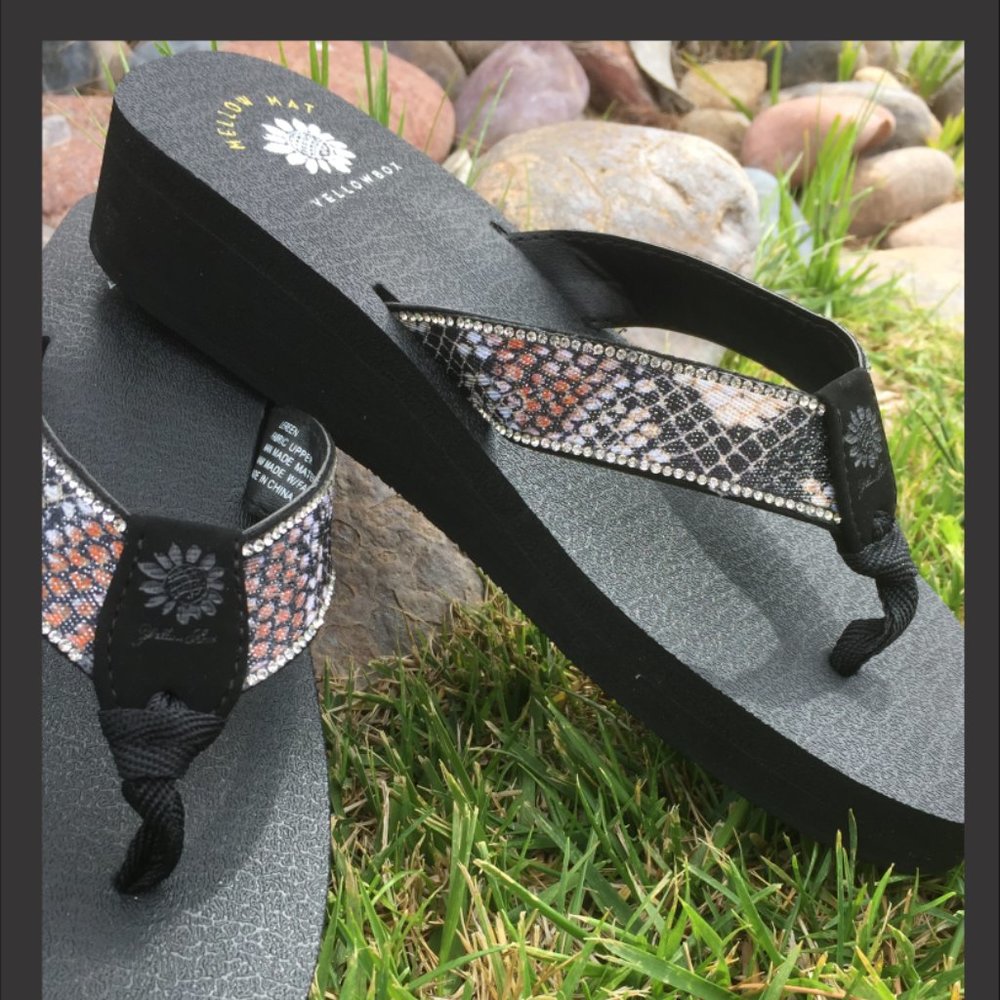 🆕❤️Yellow Box Snake 1.5" Heel Sandal